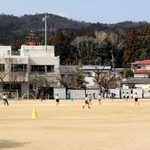 春の陽光が降り注ぐ校庭＝川西市多田院１
