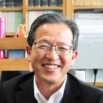 休み時間には児童であふれる校長室。西門隆博校長は人気者だ＝川西市多田院１