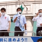 ２０２１年７月の兵庫県知事選で、斎藤元彦氏の応援に駆け付けた日本維新の会の吉村洋文副代表（左）と松井一郎代表（肩書はいずれも当時）＝神戸市中央区、大丸神戸店前