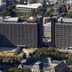 左から兵庫県庁１号館、２号館＝神戸市中央区