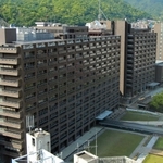 耐震性能が不足しているとされる県庁舎の（手前から）１号館と２号館。３号館（右端）のみ新耐震基準で建てられている＝神戸市中央区下山手通５