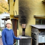 薪（まき）で湯を沸かすボイラー＝神戸市垂水区塩屋町