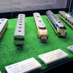 館内に飾られた電車の模型＝横浜市西区