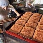 ＱＲコードが焼き付けられた瓦せんべい。伝統の味に載る現代模様の意外性が好評という＝神戸市中央区元町通６、亀井堂総本店