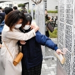 自身の番号を見つけ、喜び合う生徒ら＝１７日午前、神戸市長田区池田谷町２、長田高校