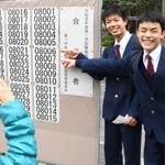自身の番号を見つけ、喜び合う生徒ら＝１７日午前、神戸市長田区池田谷町２、長田高校