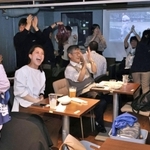 ３回裏に岡本が３ランを放ち、４－０と点差を広げて歓喜する野球ファンら＝１６日夜、神戸市中央区古湊通１、スポルテリア