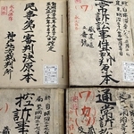 明治期などの民事判決原本。国立公文書館のシールが貼られ、管理されている＝東京都千代田区（撮影・中西幸大）