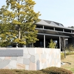 本格的に演劇が学べる四年制の高等教育機関として２０２１年に開学した芸術文化観光専門職大学の外観＝３０日午後、兵庫県豊岡市山王町