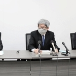 男性助教に対する懲戒処分を発表し、会見する芸術文化観光専門職大学（兵庫県豊岡市）の平田オリザ学長（中央）ら＝３０日午後、豊岡市山王町