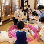 みそらこども食堂の「まつり」に参加し、楽しく過ごす子どもら＝神戸市中央区（提供）