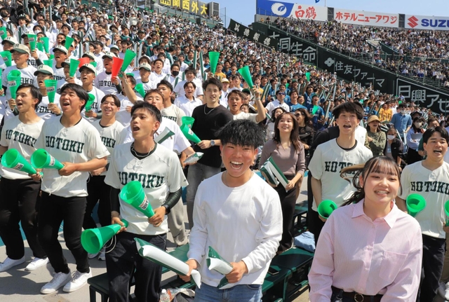 報徳ナインに声援を送るアルプススタンドの応援団＝１日午後、西宮市の甲子園球場（撮影・吉田敦史）