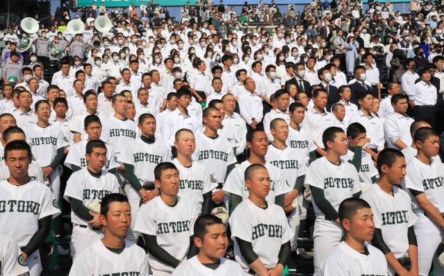 決勝で敗れたナインと共に、夏への思いを新たにする報徳学園の応援団＝１日午後、西宮市の甲子園球場（撮影・吉田敦史）