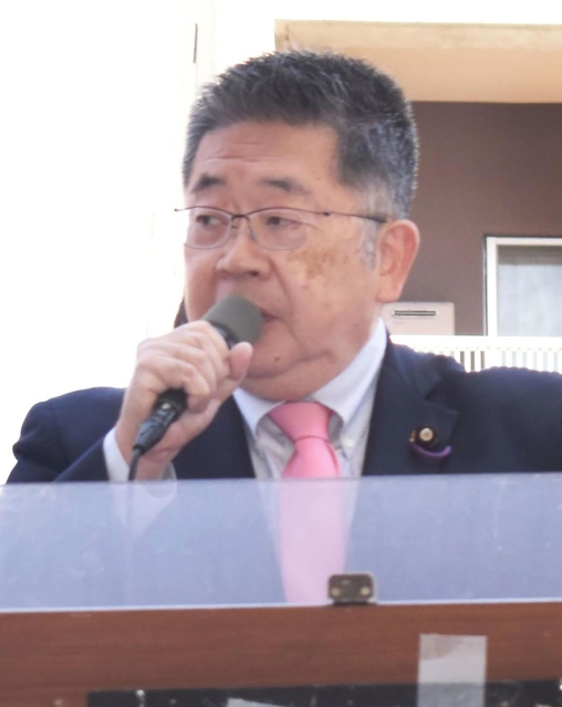候補者の応援に駆け付けた共産党の小池晃書記局長＝１日午前、神戸市東灘区（撮影・名倉あかり）