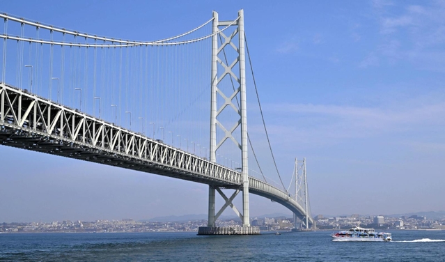 開通から２５年となる明石海峡大橋＝４日、淡路市岩屋（撮影・内田世紀）