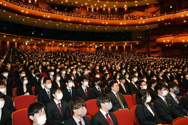 入学式に参加した新入生たち。マスクの着脱は任意となった＝６日午前、神戸市中央区、神戸国際会館こくさいホール