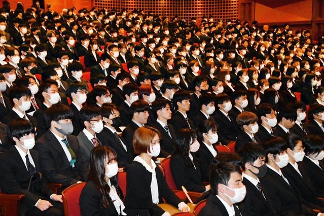 入学式に参加した新入生たち。マスクの着脱は任意となった＝６日午前、神戸市中央区、神戸国際会館こくさいホール