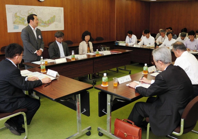 明石市が少人数学級化の方針を示した２０１５年の市総合教育会議＝市役所