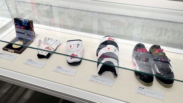 ＷＢＣに出場した阪神の選手の優勝メダル、野球用具も展示されている（甲子園歴史館提供）