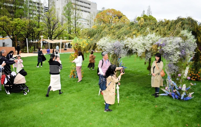 開放されたばかりの芝生広場で写真を撮る人たち＝神戸市中央区加納町６