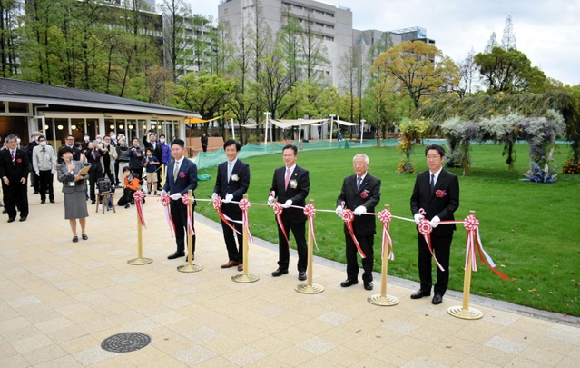 テープカットで東遊園地のリニューアルを祝う関係者＝神戸市中央区加納町６