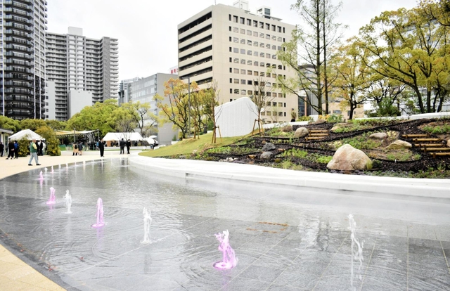 水遊びができる噴水。ミストも立ち上る＝神戸市中央区加納町６