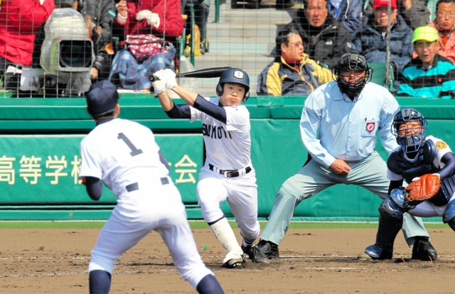 鳴門戦で安打を放つ飯田さん＝２０１２年３月２４日、甲子園球場