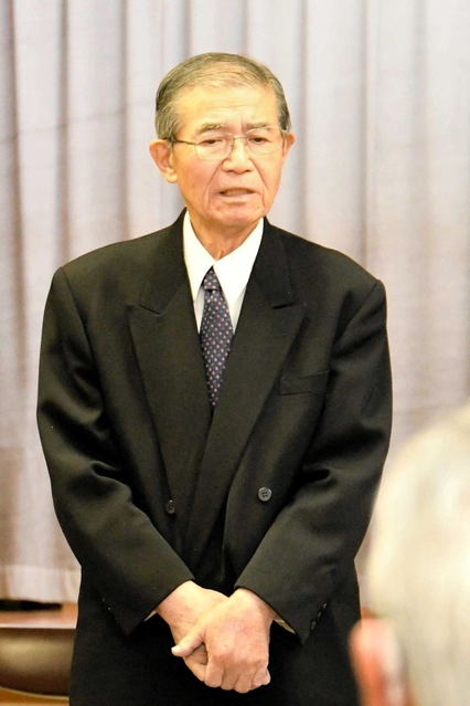 落選が決まり、沈痛な表情で支援者にあいさつする藤原昭一氏＝小野市上本町