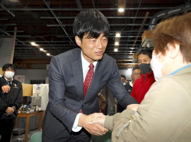 支援者らと当選を喜ぶ中田英一氏＝三田市下井沢（撮影・土井秀人）