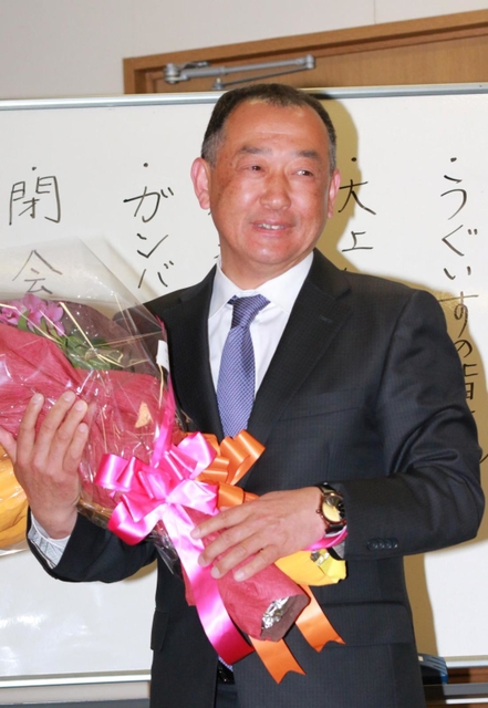 初当選を決め、笑顔を見せる大上和則氏＝丹波篠山市二階町（撮影・秋山亮太）
