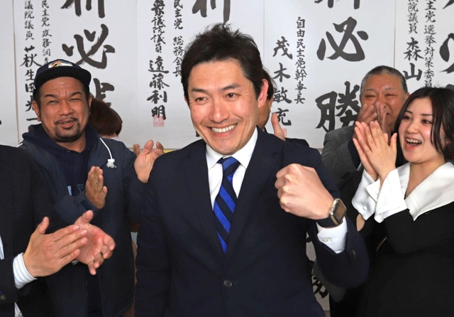 支援者たちから祝福を受けてガッツポーズで喜ぶ伊藤栄介氏＝神戸市中央区布引町３（撮影・中西大二）