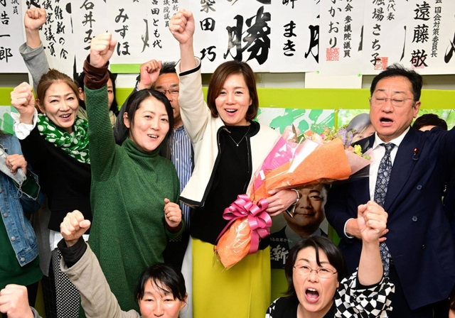 当選の知らせを受け、支援者と喜ぶ鍔木良子氏（中央）＝加古川市加古川町平野（撮影・中西幸大）