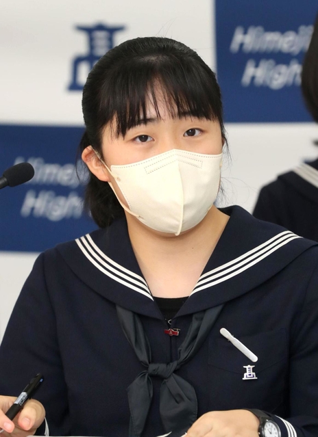 質問をする梶本千紗姫さん＝兵庫県立姫路東高校（撮影・辰巳直之）