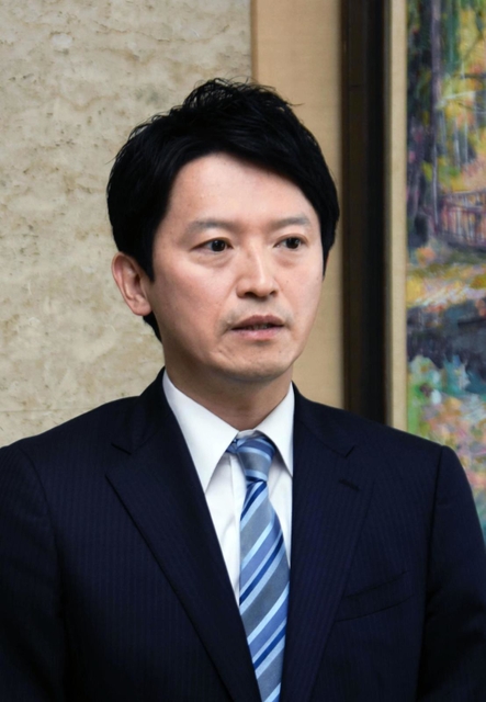 統一地方選前半戦の結果を受け、報道陣の取材に受け止めを語る兵庫県の斎藤元彦知事＝県庁