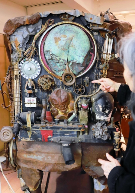 東山嘉事さんの作品「モー・モー・モー」。角度を変えて、近づいて見ると楽しい＝神戸市中央区元町高架通、プラネットＥａｒｔＨ