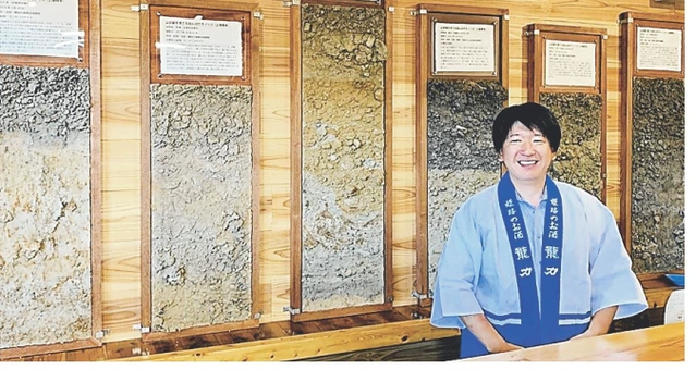 土壌と日本酒の味の関係について語る本田商店の本田龍祐社長＝姫路市網干区、龍力テロワール館