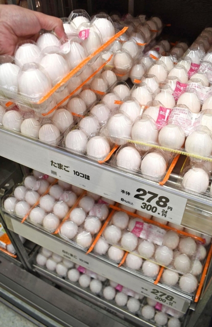 スーパー店頭で高値が続く卵＝神戸市内