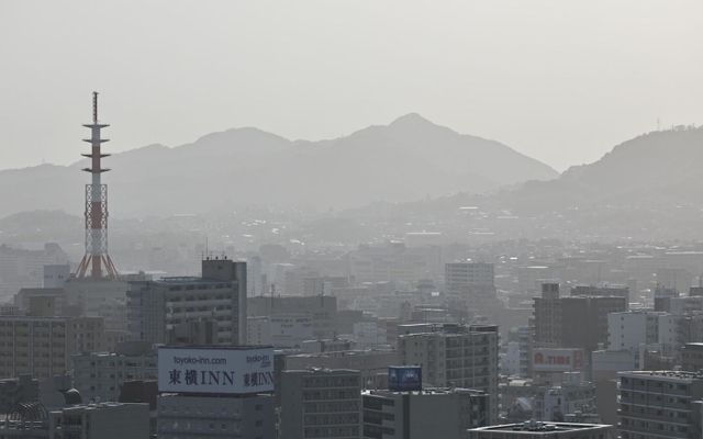 白くかすむ神戸の市街地＝１２日午後、神戸市中央区東川崎町１から西をのぞむ（撮影・長嶺麻子）