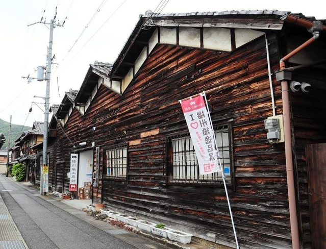景観遺産に登録されたのこぎり屋根。写真はアンテナショップ「播州織工房館」＝西脇市西脇（兵庫県提供）