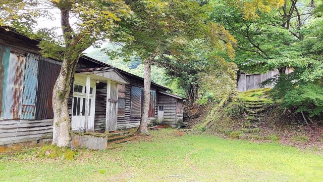 景観遺産に登録された旧熱田集落の旧小南小学校熱田分校＝香美町小代区新屋（兵庫県提供）