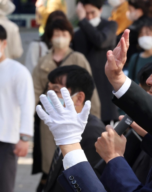 手を振り、１票を呼びかける。地方議員を選ぶ統一地方選は地域政党が支持を得る舞台となる＝４月８日、神戸市内