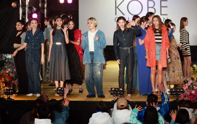 フィナーレで観客に手を振る貴島明日香さん（最前列左から２人目）や朝比奈彩さん（同右から２人目）＝１５日夜、神戸市中央区加納町６の東遊園地（撮影・長嶺麻子）