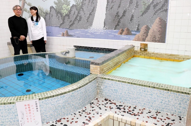 薬湯（右）を修理して漢方風呂を復活させようとクラウドファンディングに挑戦している大将の黒木達也さん、女将の久美子さん＝尼崎市杭瀬本町１