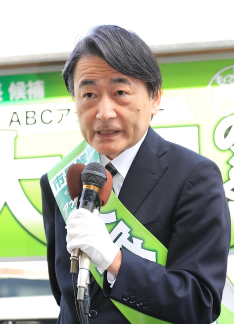 事務所前で第一声を発する大塚展生氏＝１６日午前、芦屋市春日町（撮影・吉田敦史）