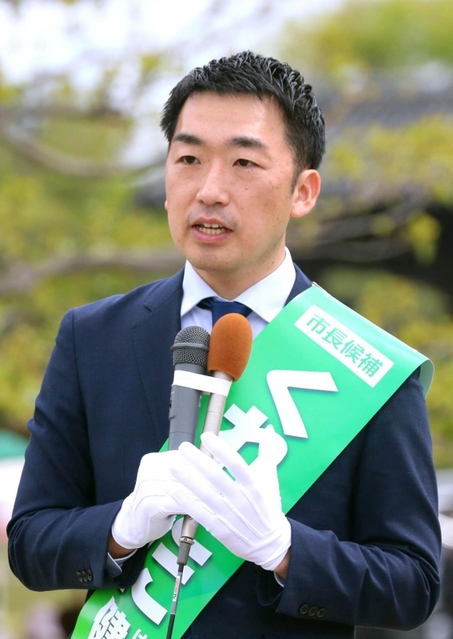 第一声で市政の変革を訴える榑谷健太郎氏＝１６日午前、姫路市本町（撮影・辰巳直之）
