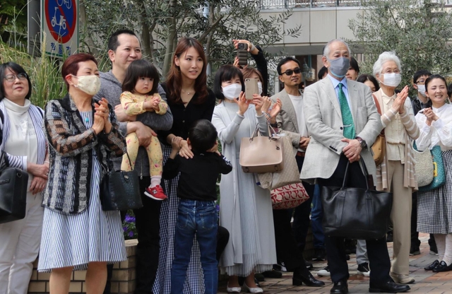 候補者の訴えに耳を傾ける有権者ら＝１６日午前、芦屋市内