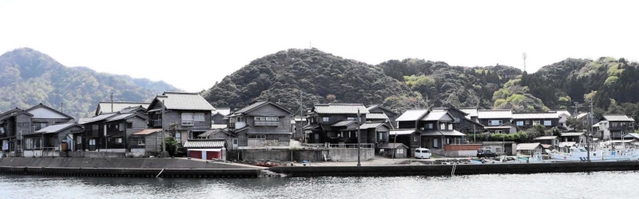 沿岸部では、焼き板を張った家屋が並ぶ＝豊岡市竹野町