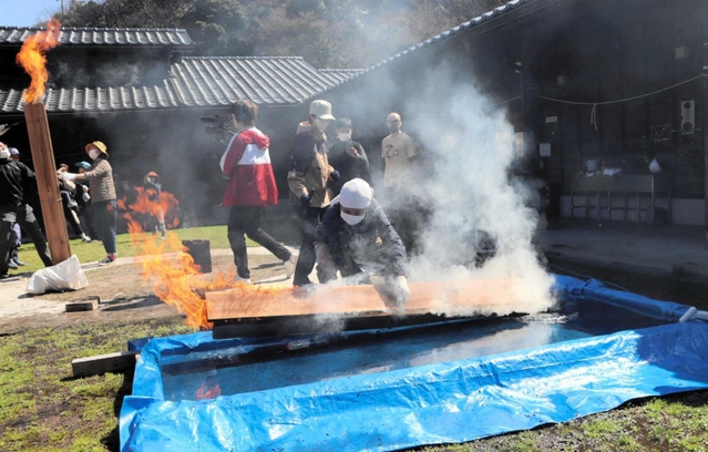 地元住民らが参加した焼き板づくりの体験会＝豊岡市竹野町