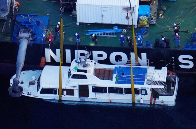 海底で発見され、海面までつり上げられた「ＫＡＺＵ　１（カズワン）」＝２０２２年５月
