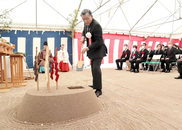 安全祈願祭ですきを入れるＮＴＴ都市開発の辻上広志社長＝神戸市中央区新港町